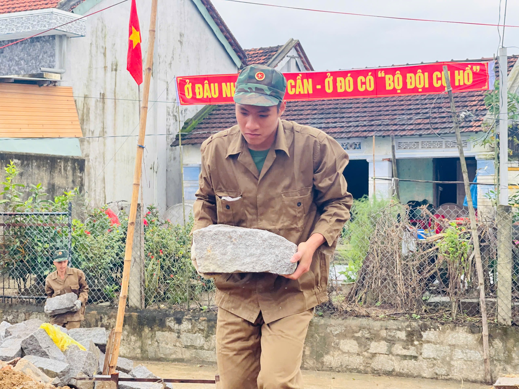 Chiến sĩ Tăng thiết giáp 'vượt nắng thắng mưa' dựng lại mái ấm ở rốn lũ Hòa Thịnh- Ảnh 2.