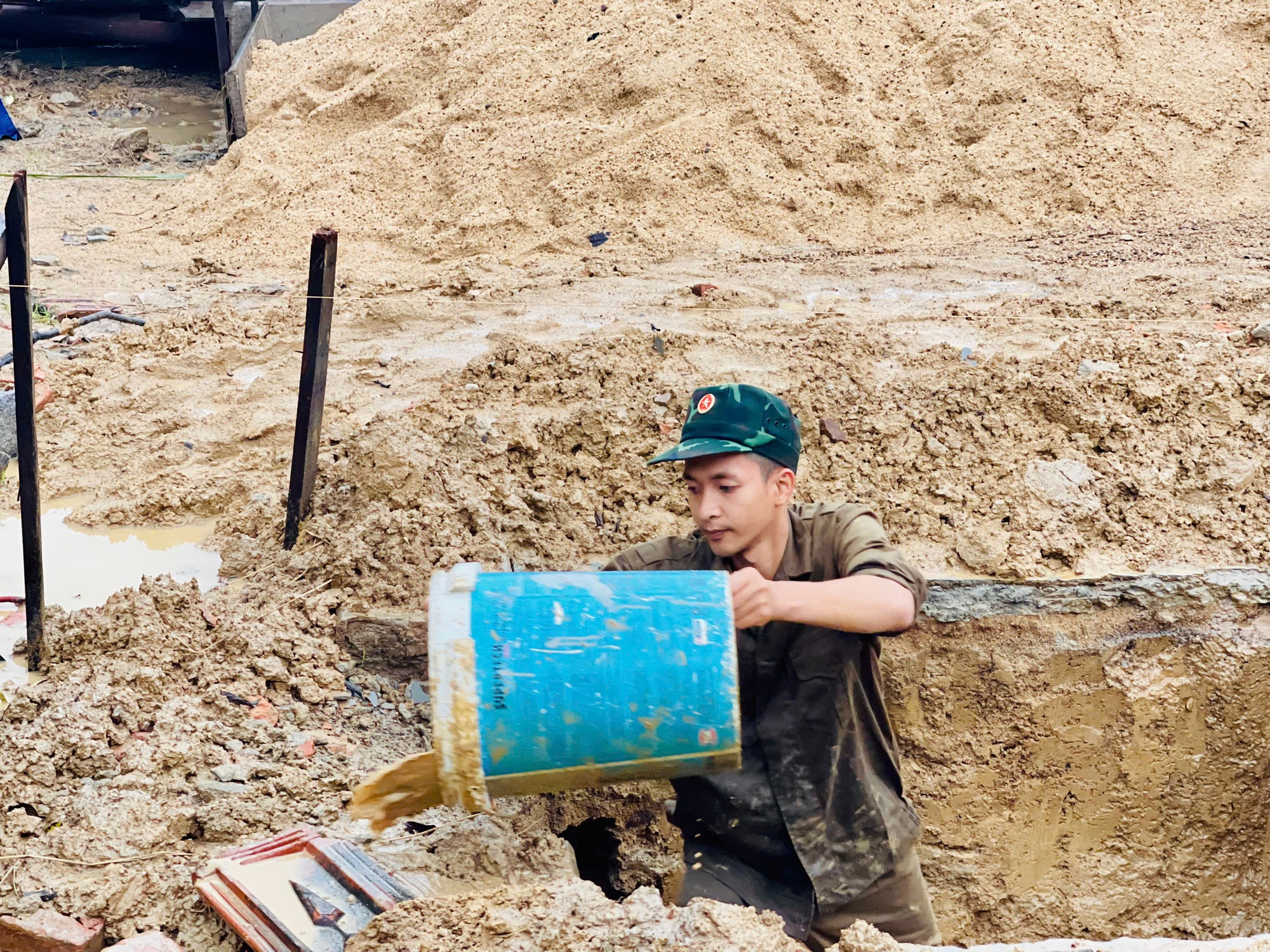 Chiến sĩ Tăng thiết giáp 'vượt nắng thắng mưa' dựng lại mái ấm ở rốn lũ Hòa Thịnh- Ảnh 1.