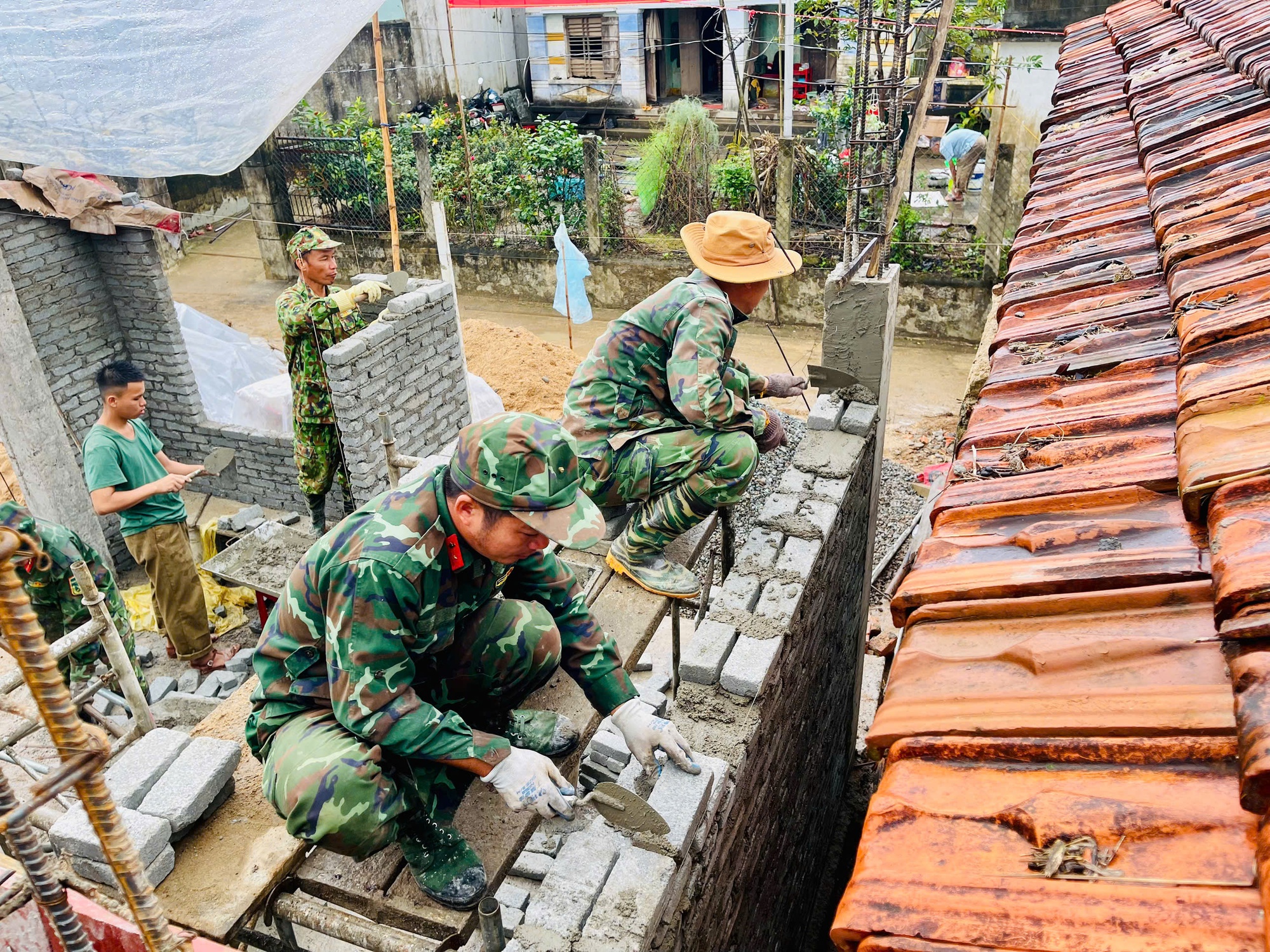 Chiến sĩ Tăng thiết giáp 'vượt nắng thắng mưa' dựng lại mái ấm ở rốn lũ Hòa Thịnh- Ảnh 6.