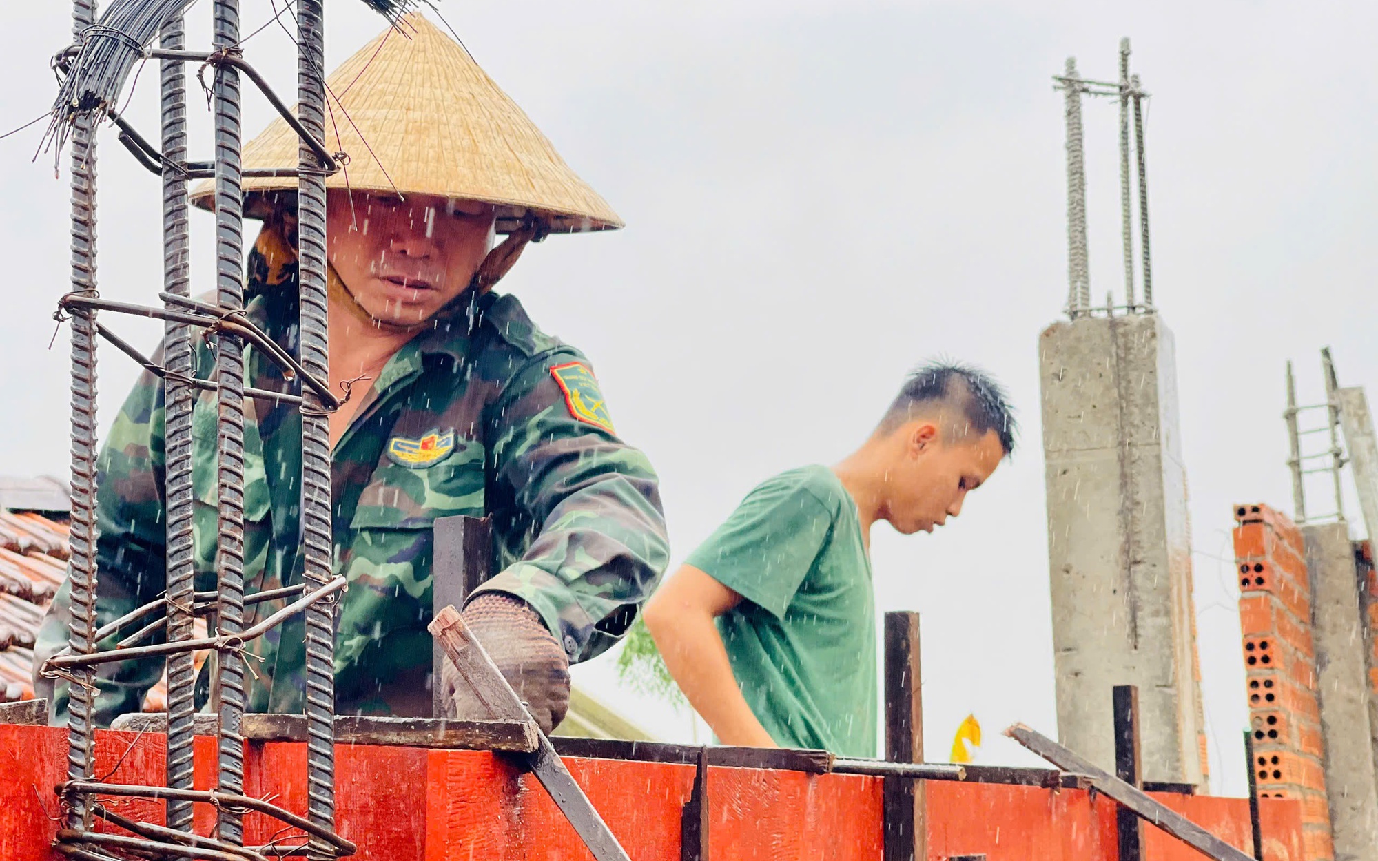 Chiến sĩ Tăng thiết giáp 'vượt nắng thắng mưa' dựng lại mái ấm ở rốn lũ Hòa Thịnh