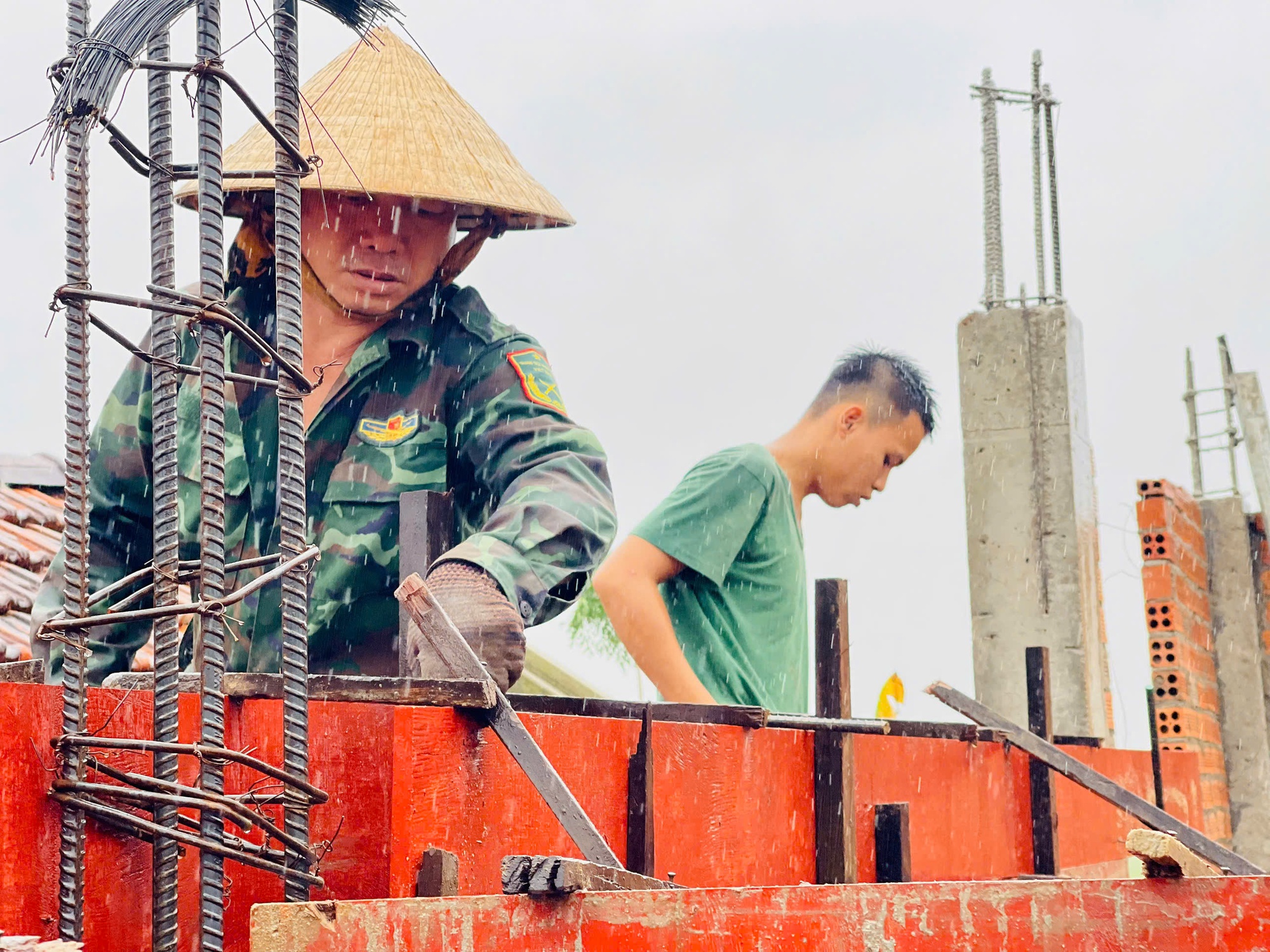 Chiến sĩ Tăng thiết giáp 'vượt nắng thắng mưa' dựng lại mái ấm ở rốn lũ Hòa Thịnh- Ảnh 9.