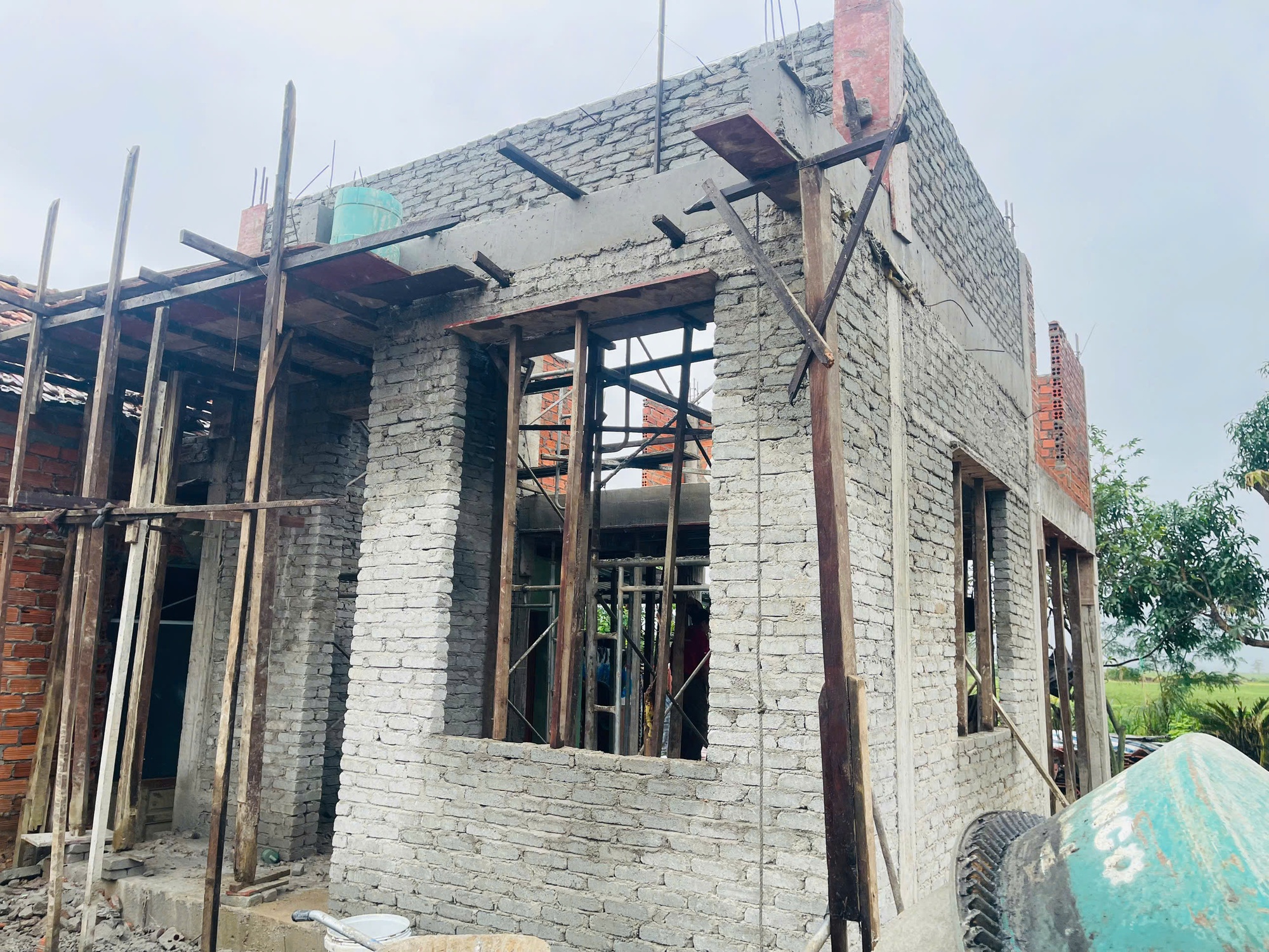 Chiến sĩ Tăng thiết giáp 'vượt nắng thắng mưa' dựng lại mái ấm ở rốn lũ Hòa Thịnh- Ảnh 8.