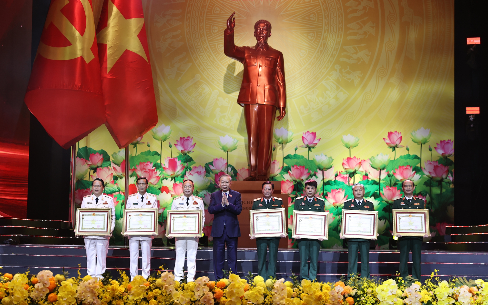 Lãnh đạo Đảng, Nhà nước trao danh hiệu Anh hùng tặng các tập thể, cá nhân