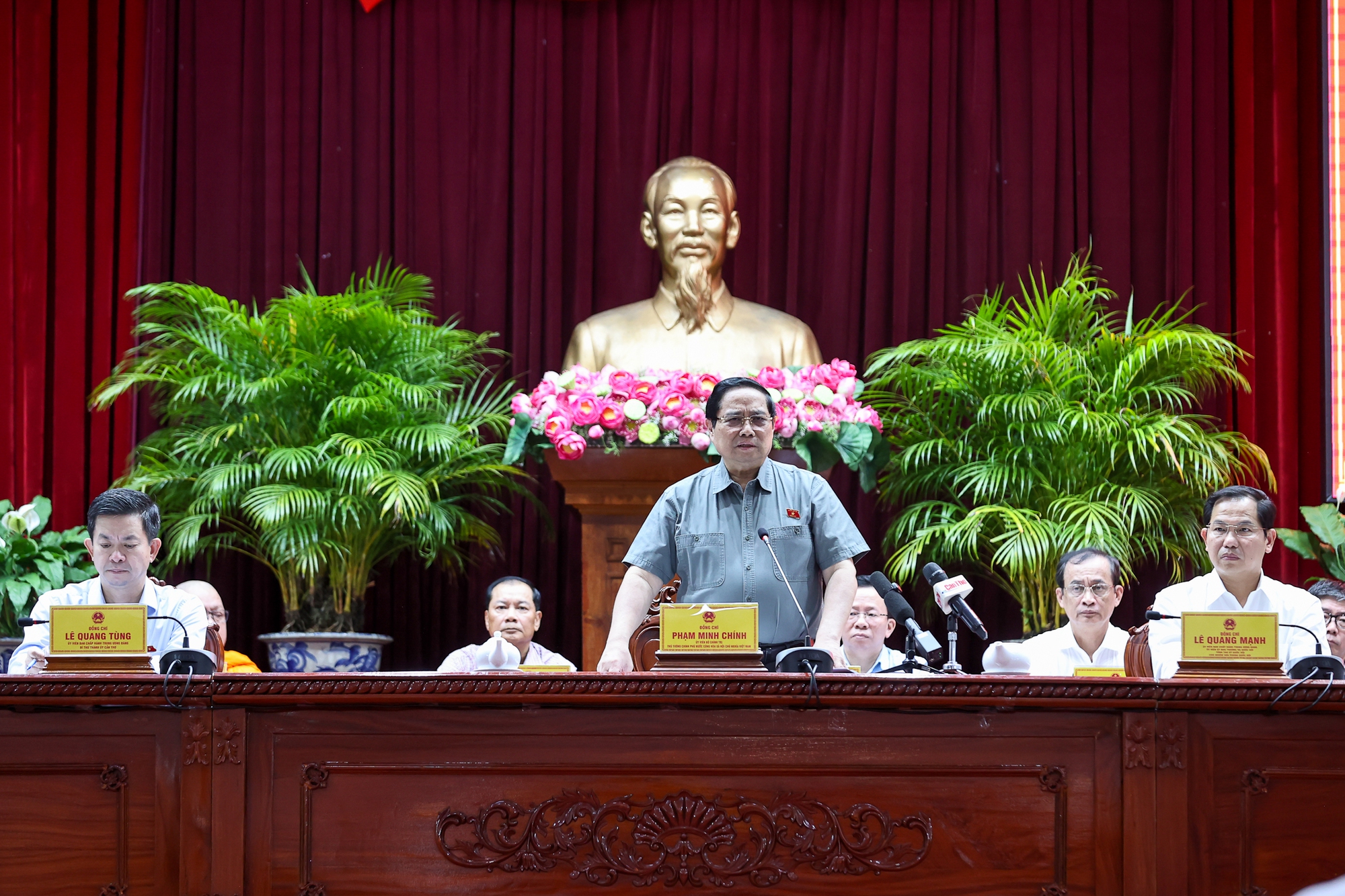 Thủ tướng: Dự kiến đầu tư gần 700 nghìn tỷ đồng cho y tế và giáo dục trong 10 năm tới- Ảnh 5. Thủ tướng: Dự kiến đầu tư gần 700 nghìn tỷ đồng cho y tế và giáo dục trong 10 năm tới- Ảnh 5.