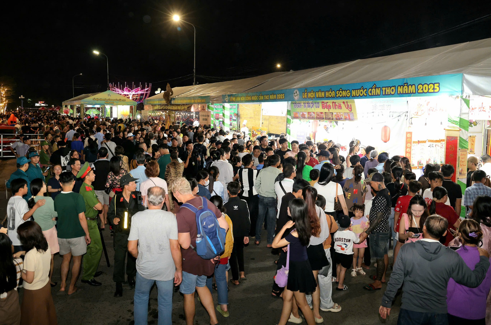 Cần Thơ rực rỡ 'Sắc màu sông nước'- Ảnh 2. Cần Thơ rực rỡ 'Sắc màu sông nước'- Ảnh 2.