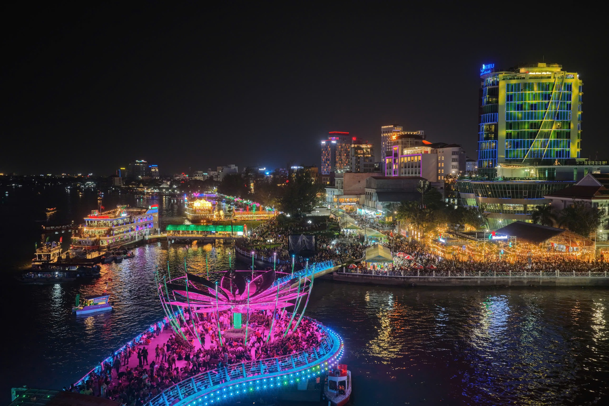 Cần Thơ rực rỡ 'Sắc màu sông nước'- Ảnh 1. Cần Thơ rực rỡ 'Sắc màu sông nước'- Ảnh 1.