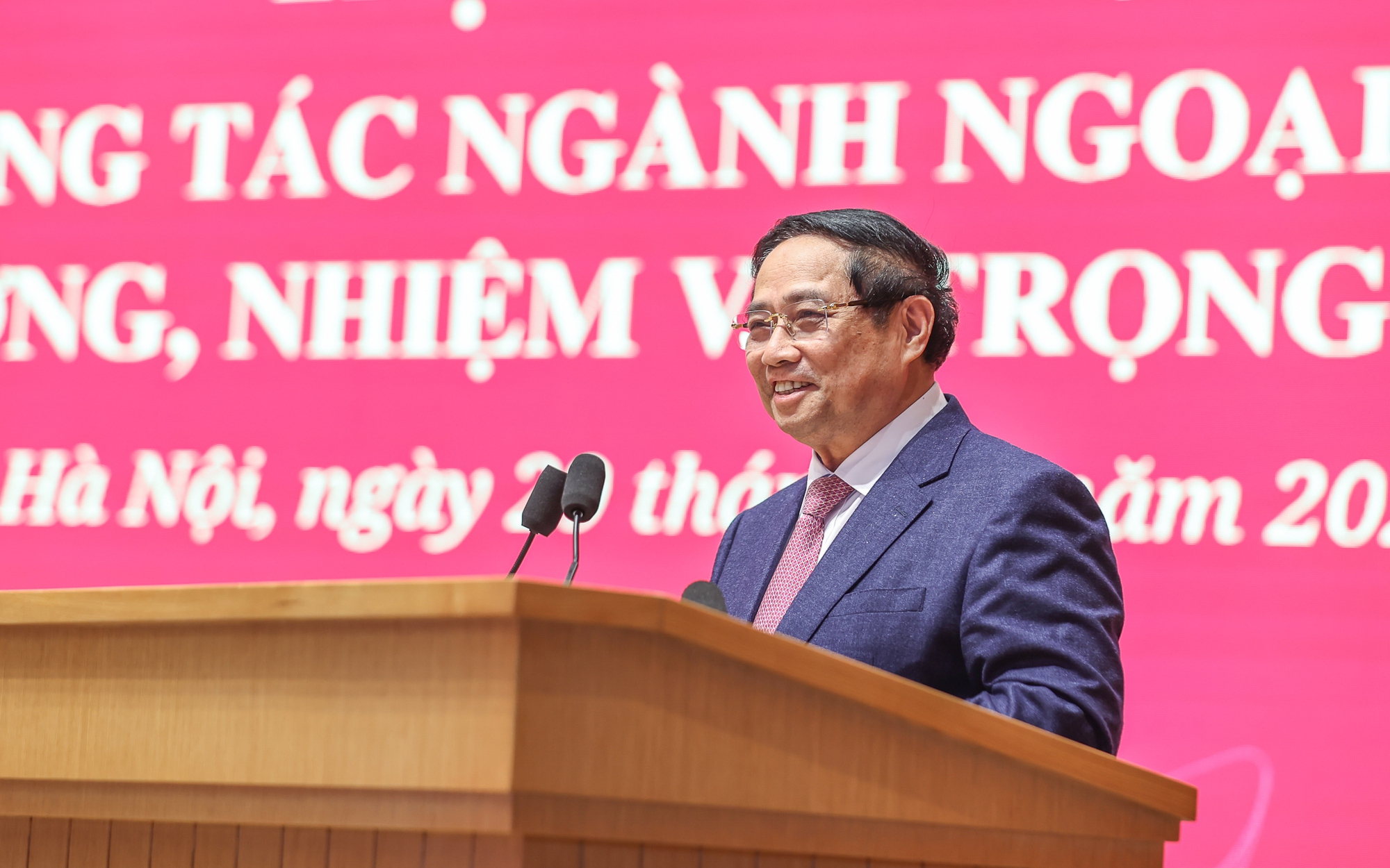 Thủ tướng: Củng cố vững chắc vành đai an ninh - phát triển của đất nước, giữ thế chủ động chiến lược