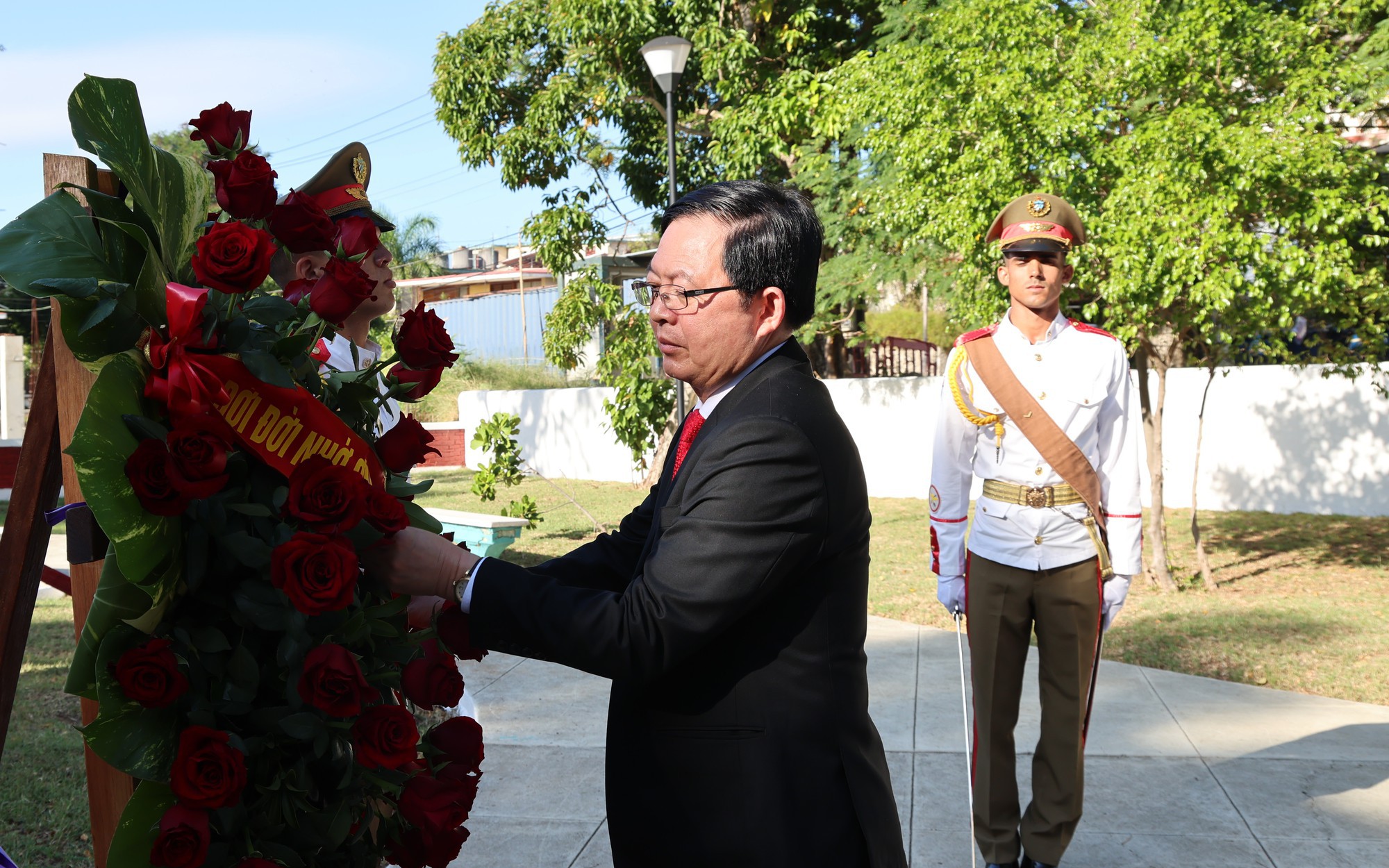 Phó Thủ tướng Hồ Quốc Dũng dâng hoa tưởng niệm Chủ tịch Hồ Chí Minh tại Thủ đô La Habana