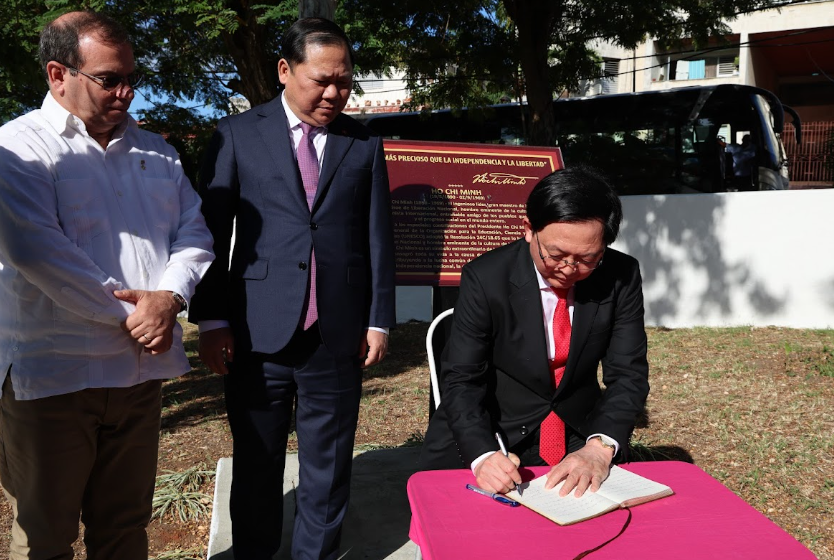 Phó Thủ tướng Hồ Quốc Dũng dâng hoa tưởng niệm Chủ tịch Hồ Chí Minh tại Thủ đô La Habana- Ảnh 3. Phó Thủ tướng Hồ Quốc Dũng dâng hoa tưởng niệm Chủ tịch Hồ Chí Minh tại Thủ đô La Habana- Ảnh 3.