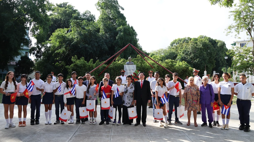 Phó Thủ tướng Hồ Quốc Dũng dâng hoa tưởng niệm Chủ tịch Hồ Chí Minh tại Thủ đô La Habana- Ảnh 6. Phó Thủ tướng Hồ Quốc Dũng dâng hoa tưởng niệm Chủ tịch Hồ Chí Minh tại Thủ đô La Habana- Ảnh 6.