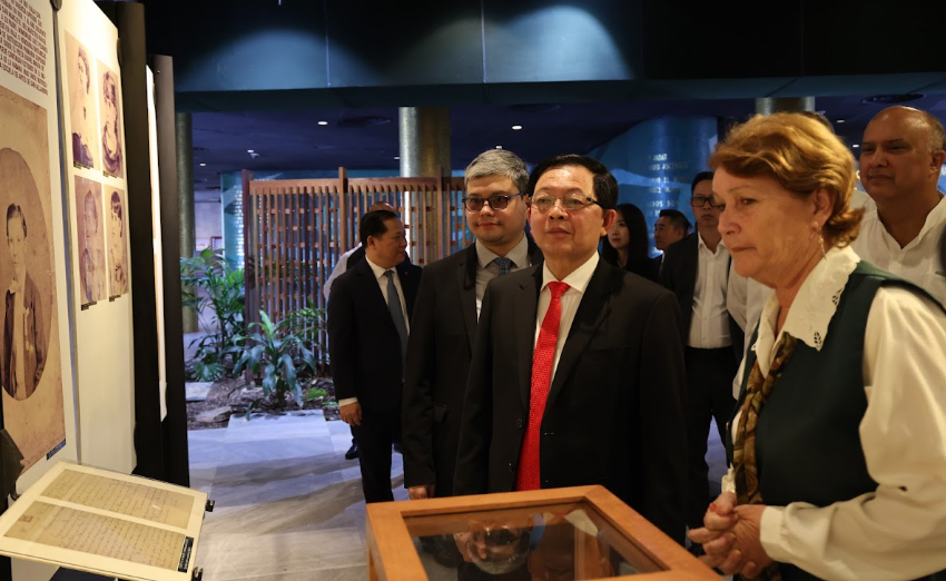 Phó Thủ tướng Hồ Quốc Dũng dâng hoa tưởng niệm Chủ tịch Hồ Chí Minh tại Thủ đô La Habana- Ảnh 10. Phó Thủ tướng Hồ Quốc Dũng dâng hoa tưởng niệm Chủ tịch Hồ Chí Minh tại Thủ đô La Habana- Ảnh 10.