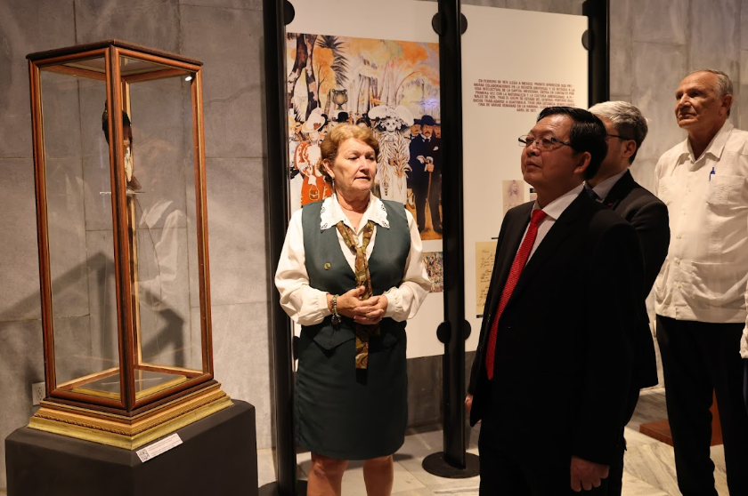 Phó Thủ tướng Hồ Quốc Dũng dâng hoa tưởng niệm Chủ tịch Hồ Chí Minh tại Thủ đô La Habana- Ảnh 11. Phó Thủ tướng Hồ Quốc Dũng dâng hoa tưởng niệm Chủ tịch Hồ Chí Minh tại Thủ đô La Habana- Ảnh 11.