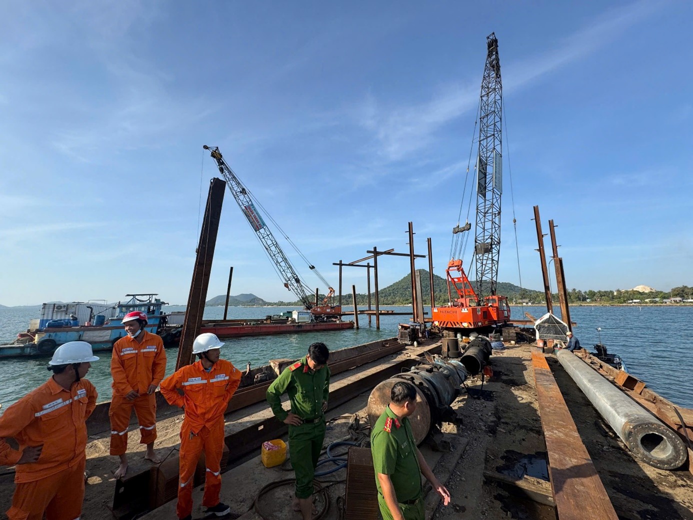 100% khách hàng sinh hoạt tại đặc khu Phú Quốc được cấp điện trở lại- Ảnh 3. 100% khách hàng sinh hoạt tại đặc khu Phú Quốc được cấp điện trở lại- Ảnh 3.