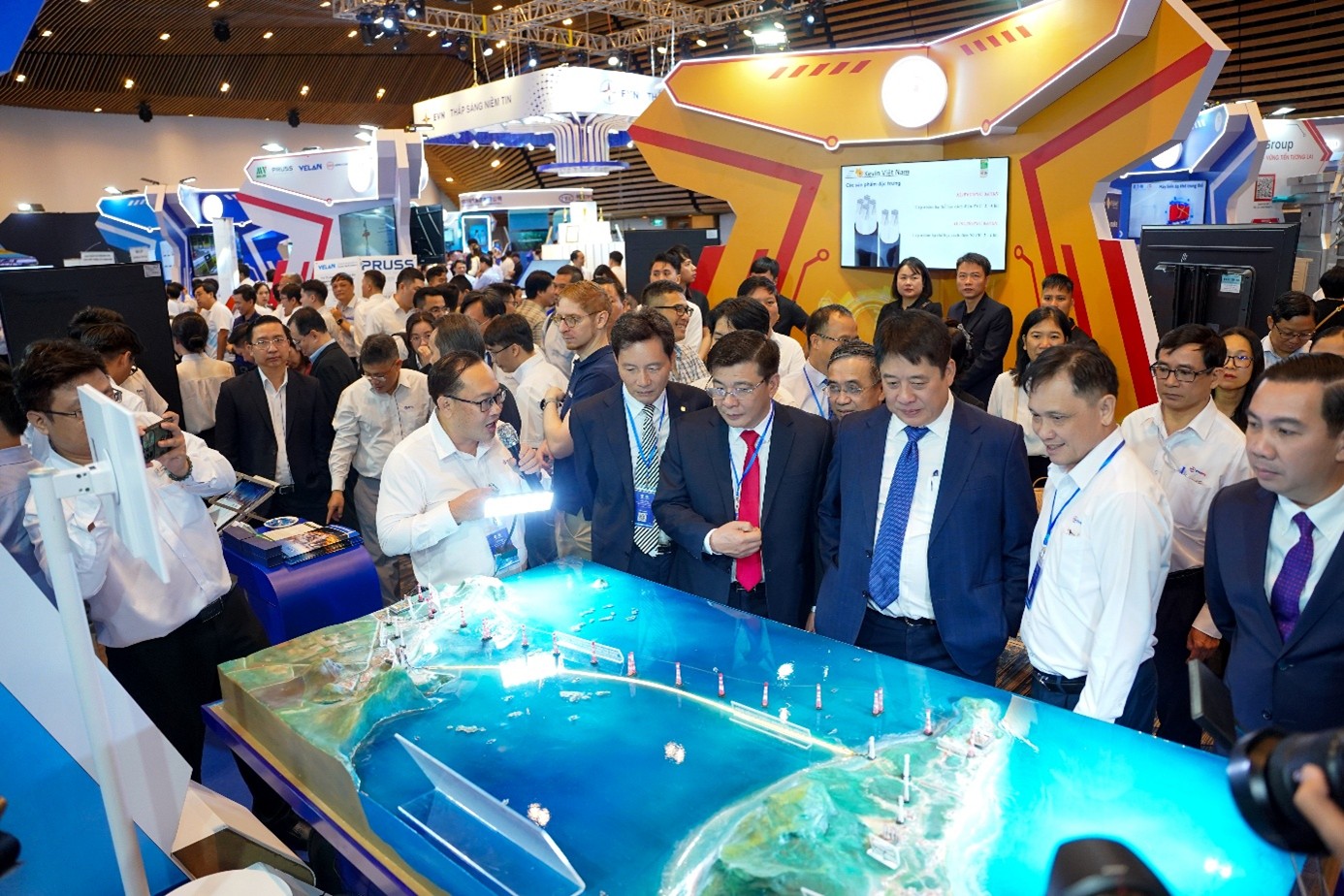 EVNSPC gây ấn tượng tại Hội nghị khoa học công nghệ ngành Điện lực toàn quốc- Ảnh 2. EVNSPC gây ấn tượng tại Hội nghị khoa học công nghệ ngành Điện lực toàn quốc- Ảnh 2.