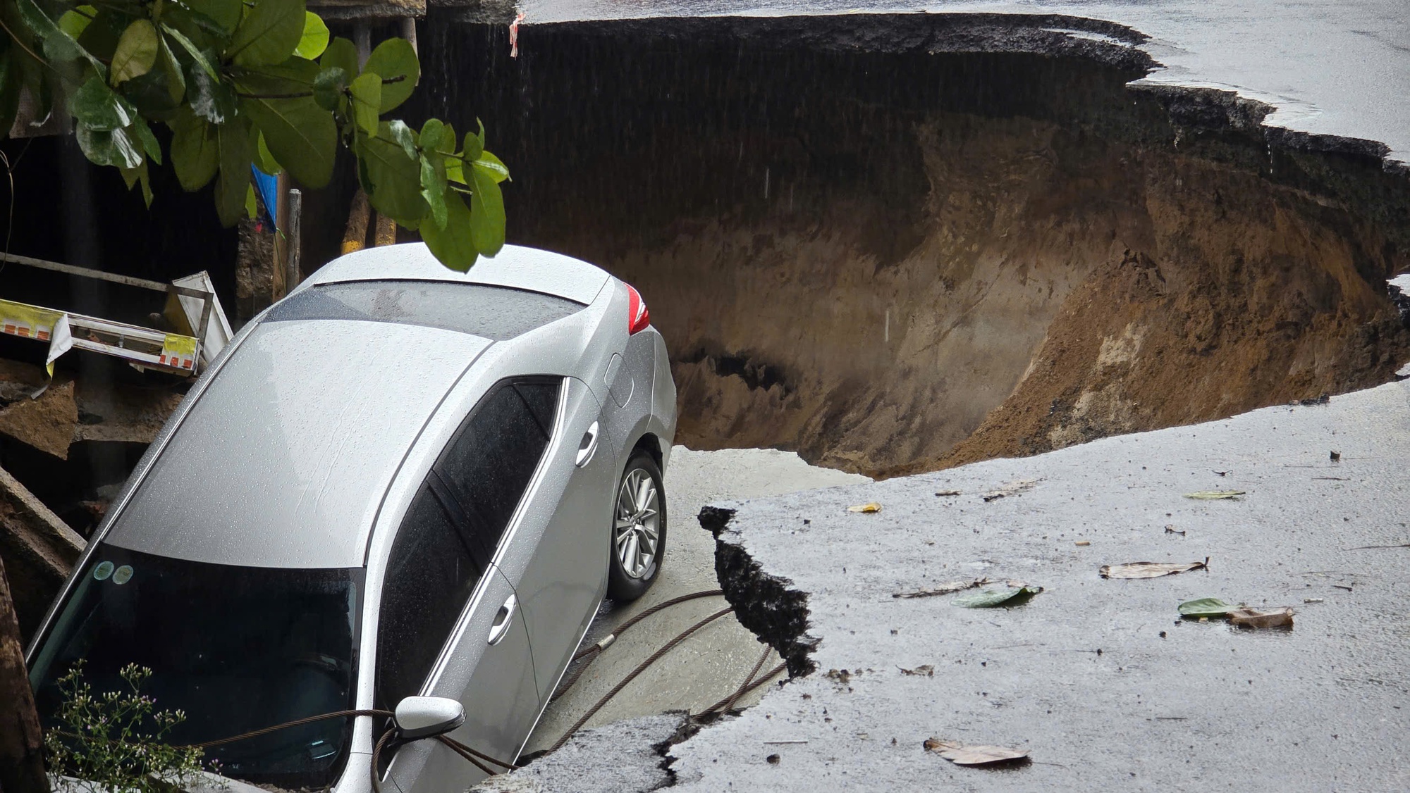 Mặt đường trung tâm TP. Đà Nẵng sụt lún tạo hố sâu- Ảnh 1.