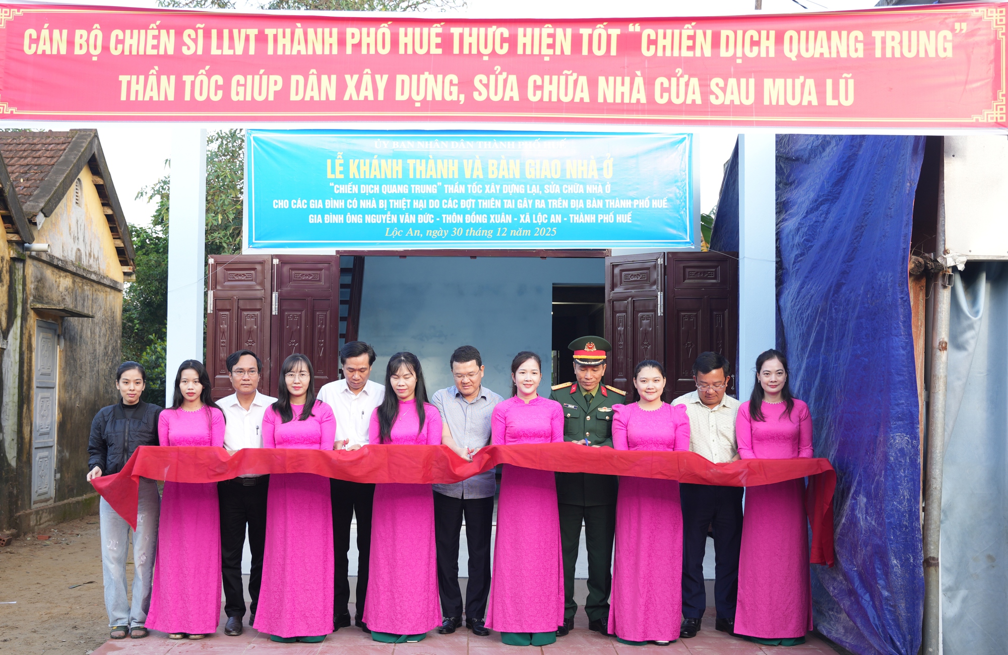 TP. Huế bàn giao nhà ở cho người dân sau 25 ngày triển khai "Chiến dịch Quang Trung"- Ảnh 1. TP. Huế bàn giao nhà ở cho người dân sau 25 ngày triển khai "Chiến dịch Quang Trung"- Ảnh 1.