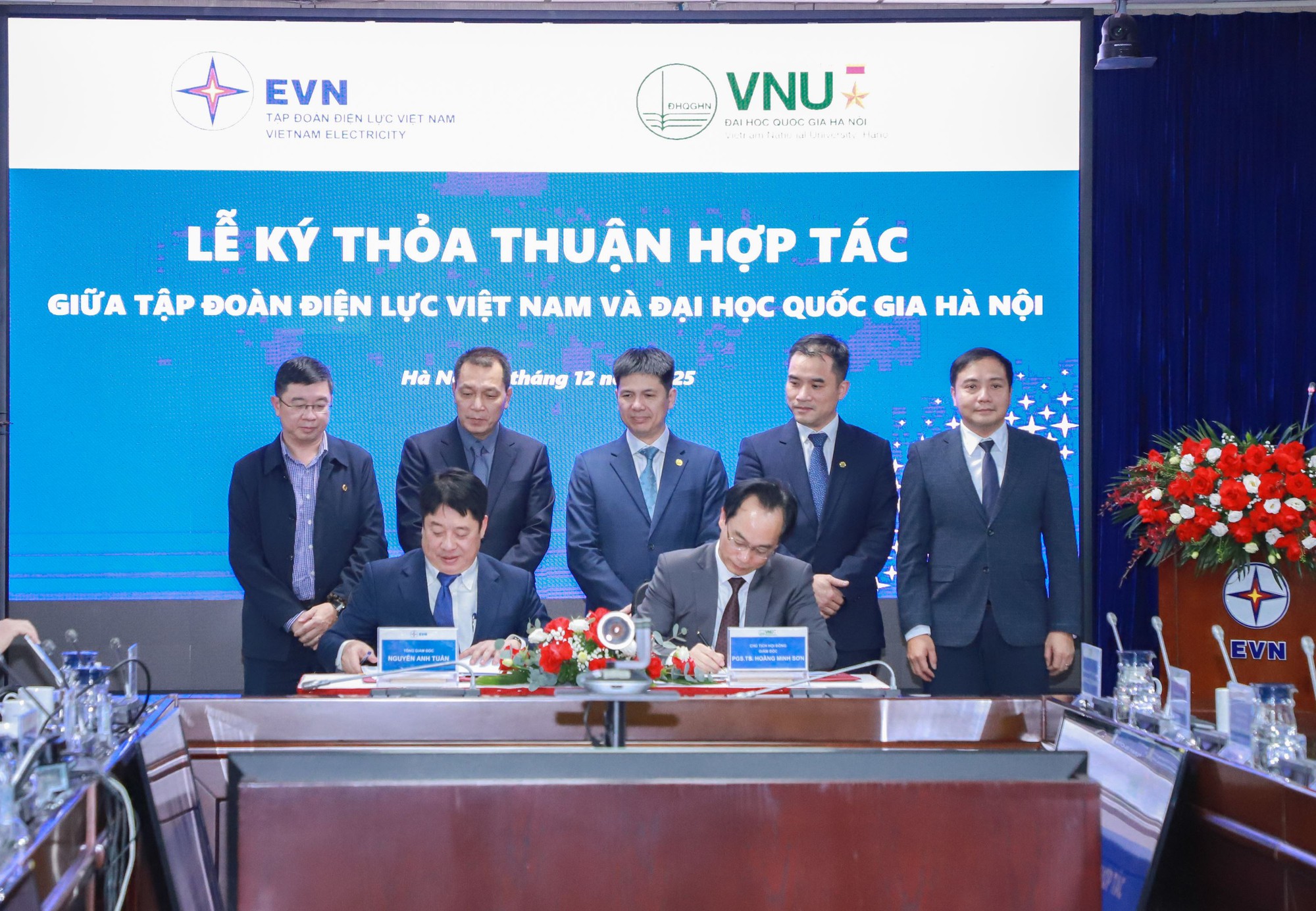 EVN ký kết thỏa thuận hợp tác với Đại học Quốc gia Hà Nội- Ảnh 1.
