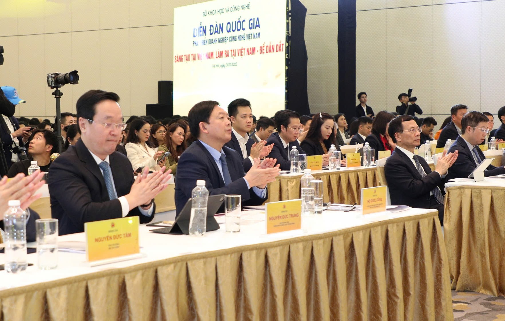 Doanh nghiệp công nghệ Việt Nam phải trở thành lực lượng tiên phong trong kỷ nguyên số- Ảnh 1. Doanh nghiệp công nghệ Việt Nam phải trở thành lực lượng tiên phong trong kỷ nguyên số- Ảnh 1.