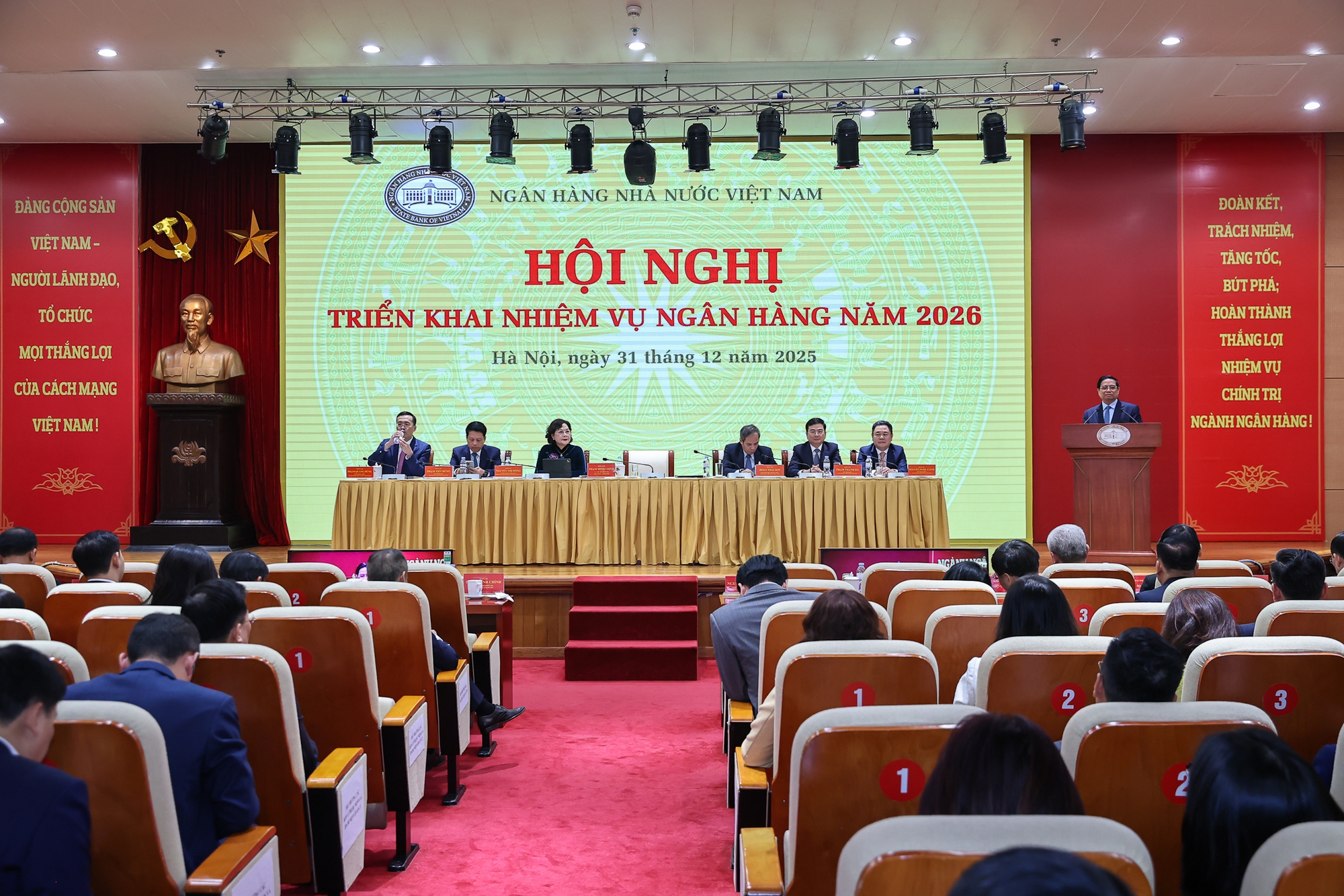 Thủ tướng: Mọi hoạt động của ngân hàng phải đổi mới, phải đột phá nhưng nhất quán mục tiêu- Ảnh 5. Thủ tướng: Mọi hoạt động của ngân hàng phải đổi mới, phải đột phá nhưng nhất quán mục tiêu- Ảnh 5.