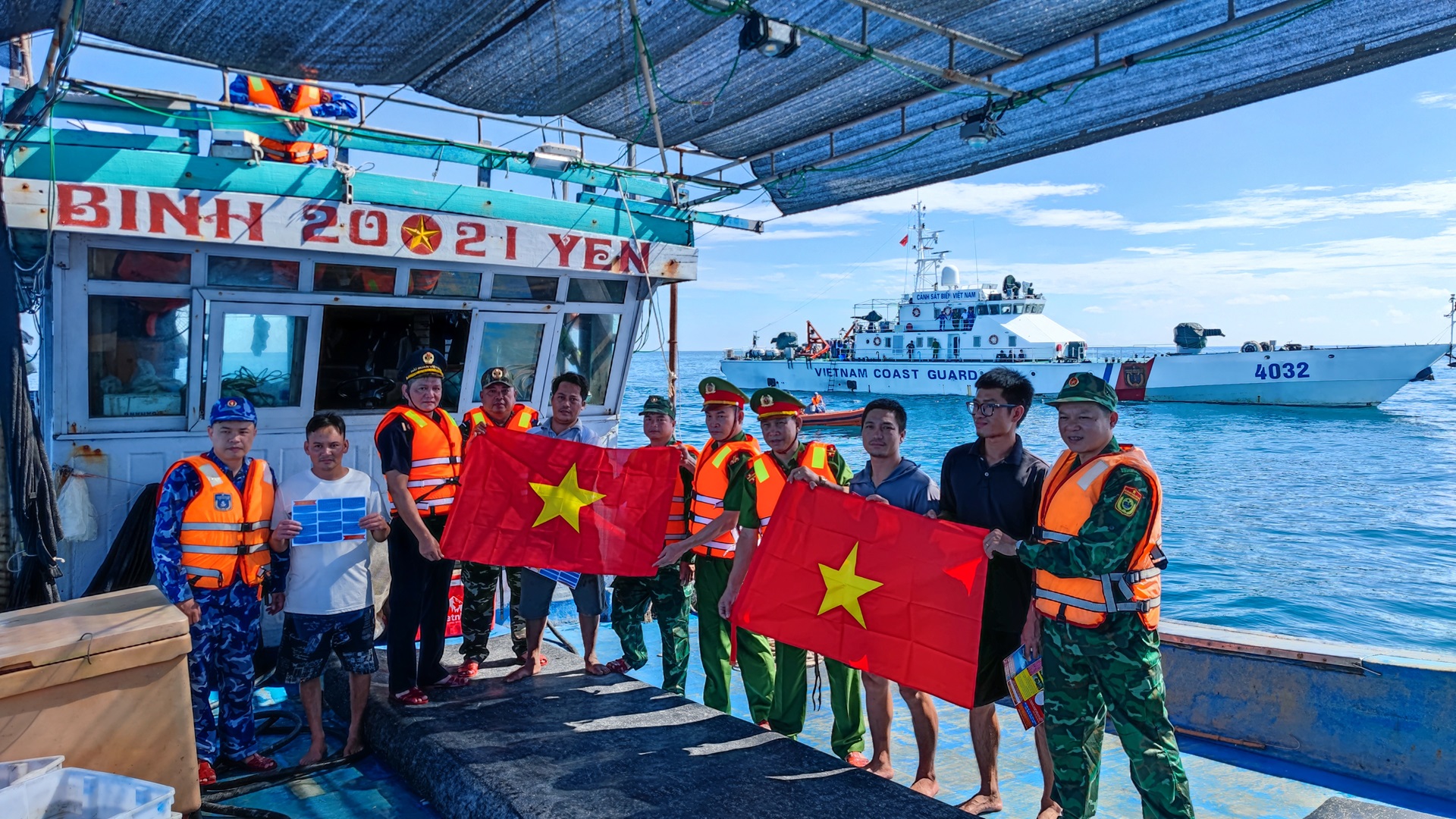 Vùng Cảnh sát biển 2 xử phạt 87 tàu cá vi phạm quy định về khai thác thủy sản- Ảnh 1.