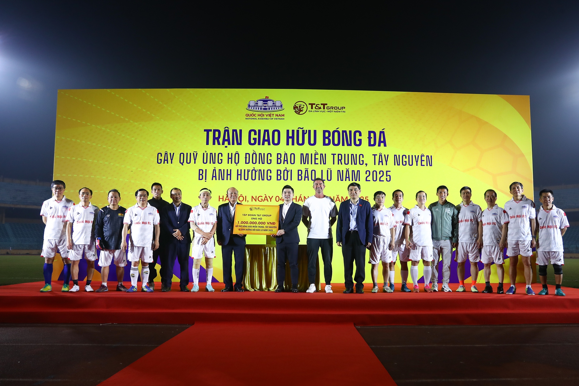 FC Đại biểu Quốc hội giao hữu cùng FC T&T Group, quyên góp hơn 1 tỷ đồng ủng hộ đồng bào vùng lũ- Ảnh 1. FC Đại biểu Quốc hội giao hữu cùng FC T&T Group, quyên góp hơn 1 tỷ đồng ủng hộ đồng bào vùng lũ- Ảnh 1.