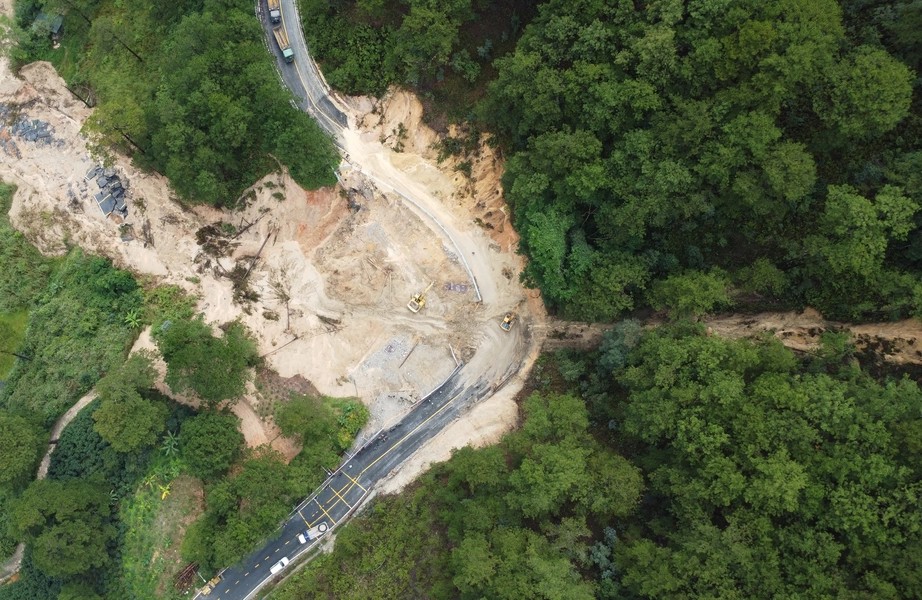 Lâm Đồng: Đèo Prenn tiếp tục sạt lở, đường sắt điều tàu hàng 200 tấn trấn giữ cầu- Ảnh 3.