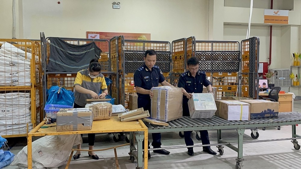 Hiệu quả trong triển khai thu thuế GTGT với hàng trị giá nhỏ qua chuyển phát nhanh- Ảnh 1. Hiệu quả trong triển khai thu thuế GTGT với hàng trị giá nhỏ qua chuyển phát nhanh- Ảnh 1.