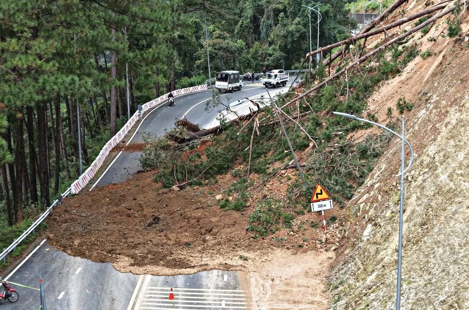 Lâm Đồng: Đèo Prenn tiếp tục sạt lở, đường sắt điều tàu hàng 200 tấn trấn giữ cầu- Ảnh 1.
