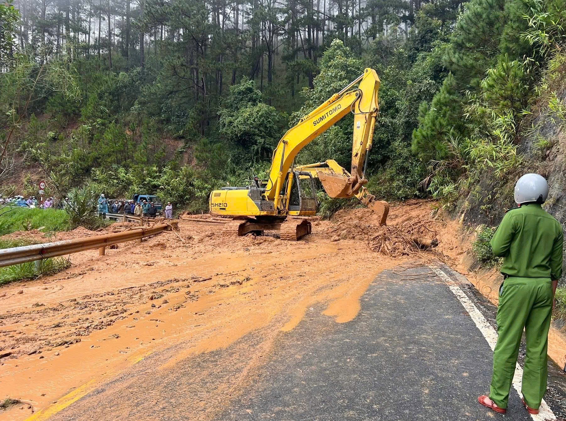 Lâm Đồng: Đèo Prenn tiếp tục sạt lở, đường sắt điều tàu hàng 200 tấn trấn giữ cầu- Ảnh 2.