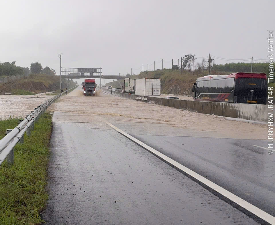 Khôi phục lưu thông phương tiện trên 2 tuyến cao tốc sau sự cố ngập sâu- Ảnh 1.