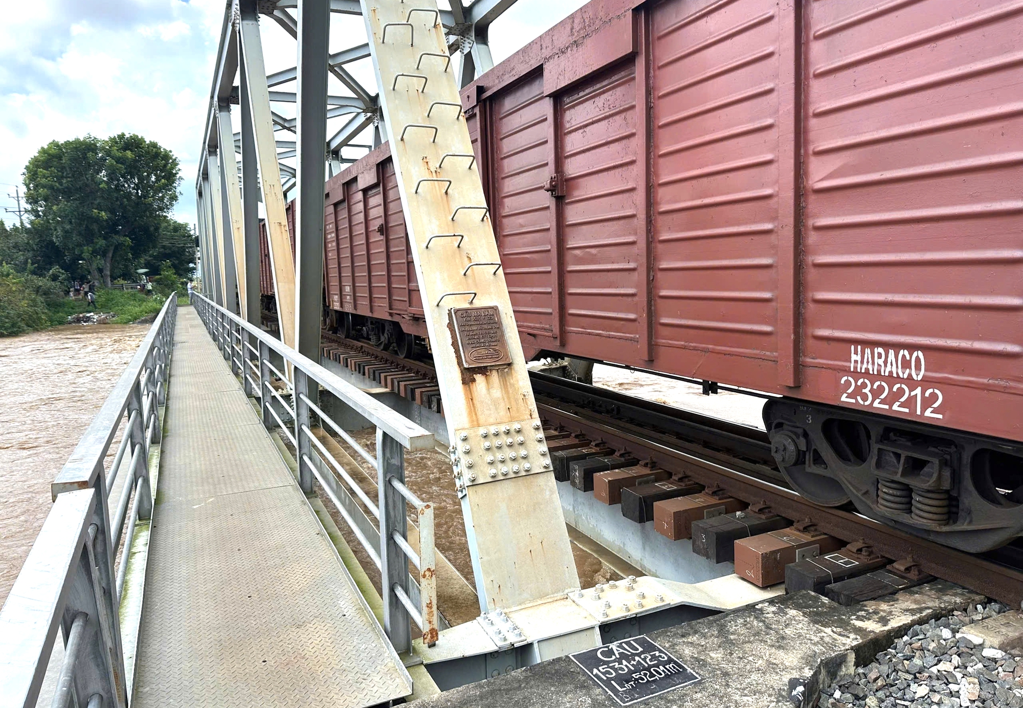 Lâm Đồng: Đèo Prenn tiếp tục sạt lở, đường sắt điều tàu hàng 200 tấn trấn giữ cầu- Ảnh 4.