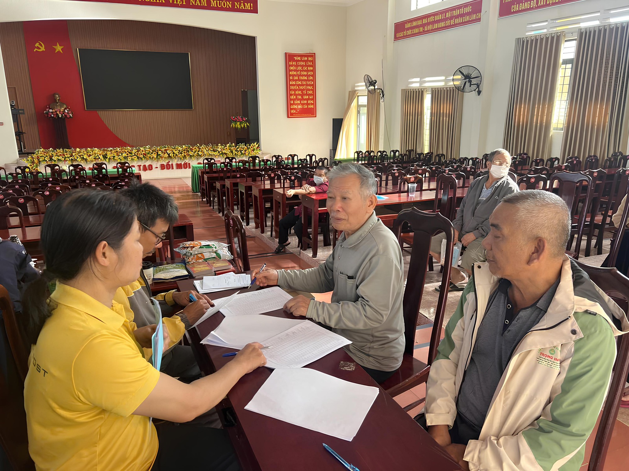 Bắt đầu chi trả gộp 3 tháng lương hưu, trợ cấp BHXH tại 4 tỉnh- Ảnh 1. Bắt đầu chi trả gộp 3 tháng lương hưu, trợ cấp BHXH tại 4 tỉnh- Ảnh 1.