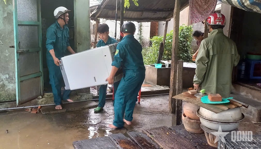 Ngập lụt ở Lâm Đồng: Quốc lộ 1A bị phong tỏa, ứng cứu khẩn cấp 3 tàu bị trôi- Ảnh 1. Ngập lụt ở Lâm Đồng: Quốc lộ 1A bị phong tỏa, ứng cứu khẩn cấp 3 tàu bị trôi- Ảnh 1.