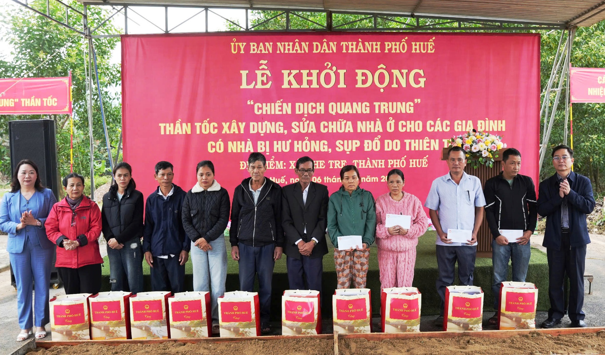 TP. Huế khởi công xây dựng, sửa chữa nhà cho người dân vùng lũ- Ảnh 1. TP. Huế khởi công xây dựng, sửa chữa nhà cho người dân vùng lũ- Ảnh 1.