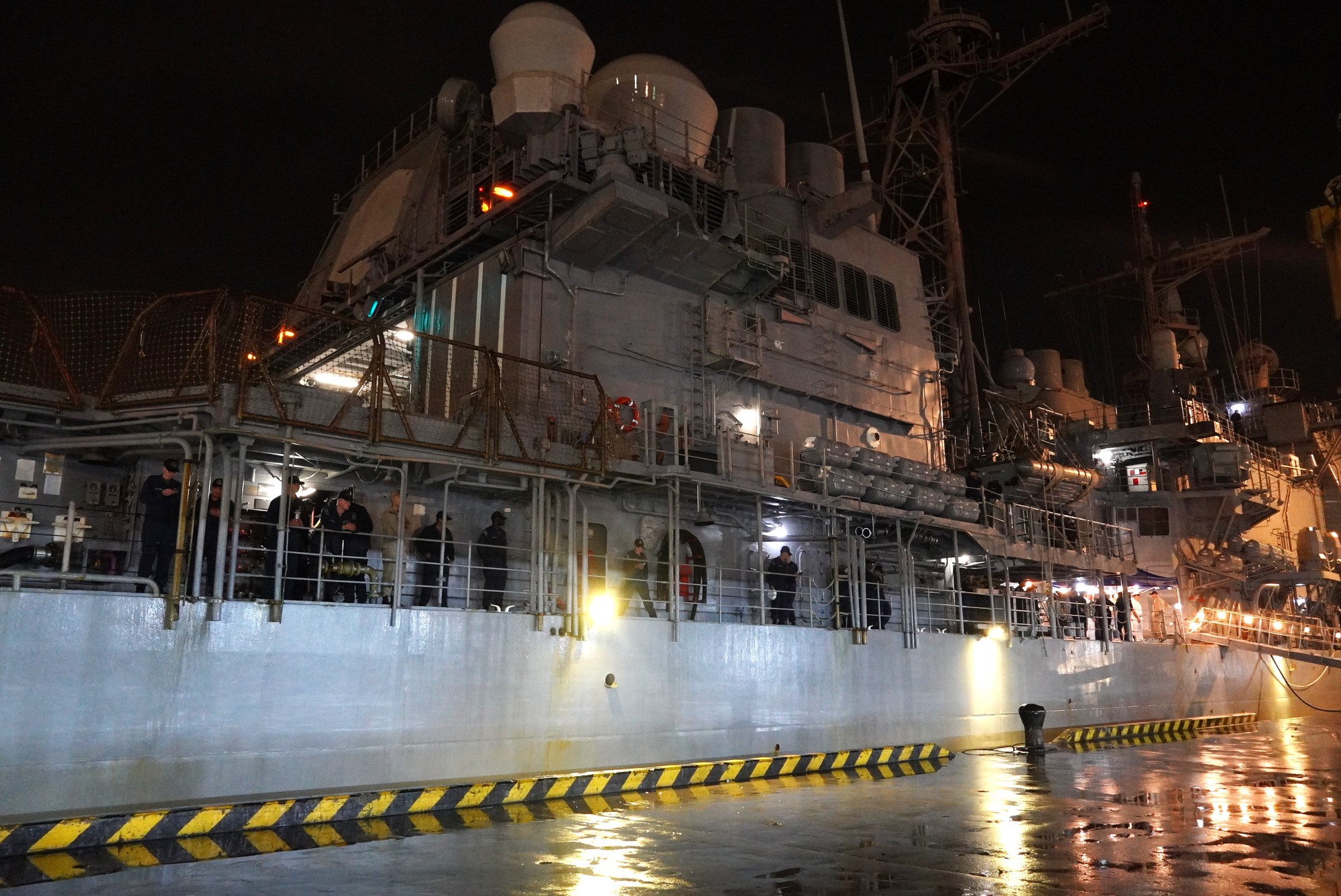 Đoàn tàu Hải quân Hoa Kỳ cập cảng Tiên Sa, bắt đầu chuyến thăm Đà Nẵng- Ảnh 3. Đoàn tàu Hải quân Hoa Kỳ cập cảng Tiên Sa, bắt đầu chuyến thăm Đà Nẵng- Ảnh 3.