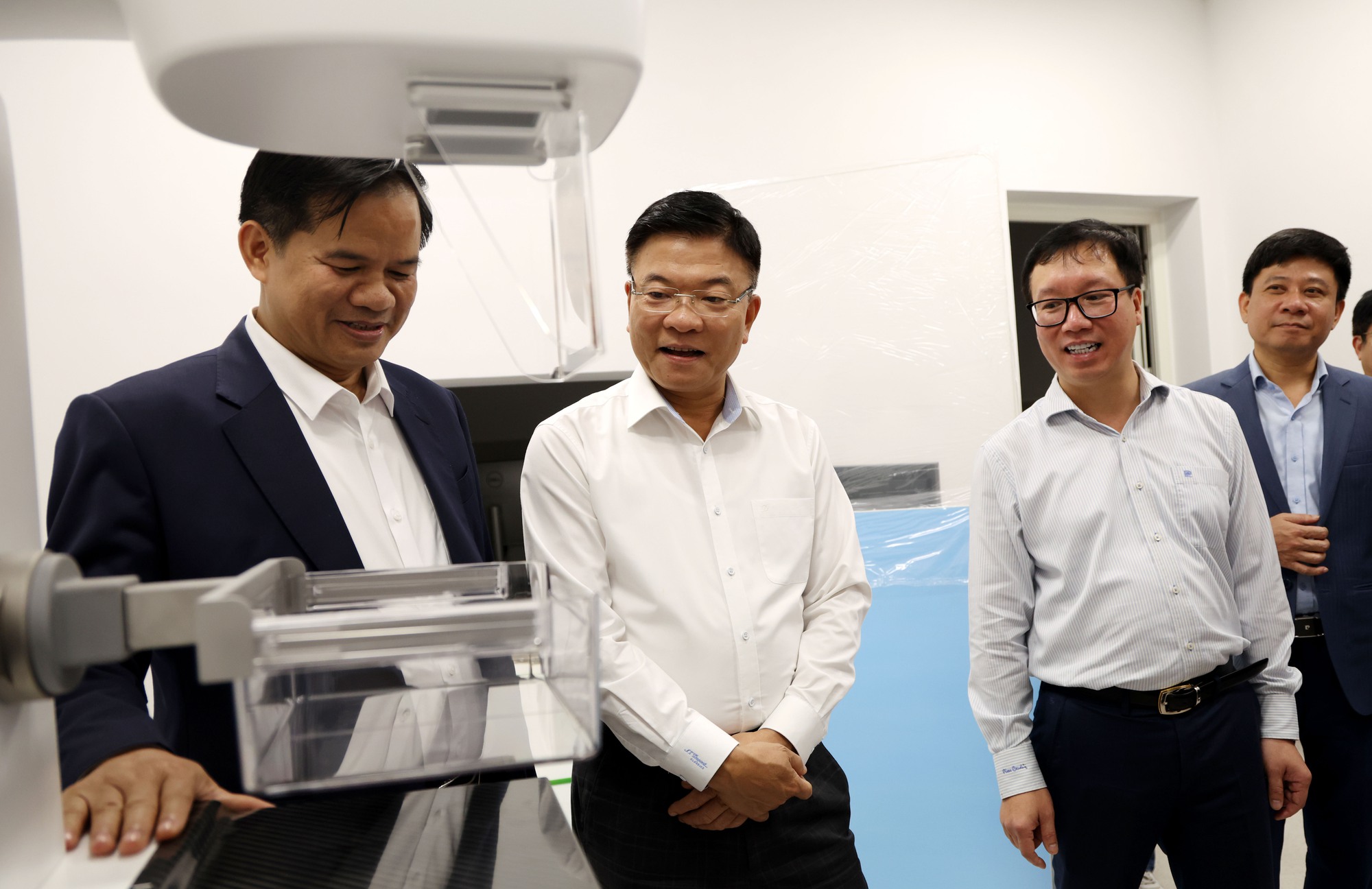 Phó Thủ tướng Lê Thành Long kiểm tra dự án Bệnh viện Bạch Mai và Việt Đức cơ sở 2- Ảnh 4. Phó Thủ tướng Lê Thành Long kiểm tra dự án Bệnh viện Bạch Mai và Việt Đức cơ sở 2- Ảnh 4.