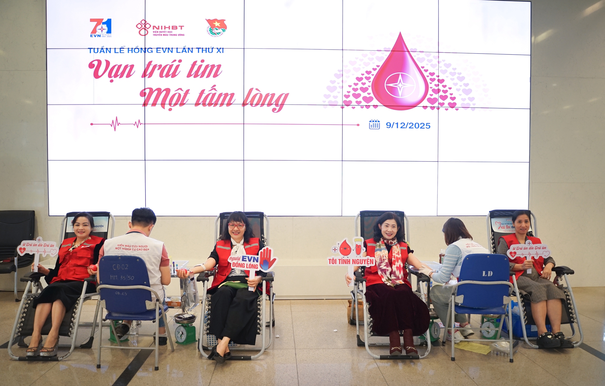 Tuần lễ hồng EVN lần thứ XI: trách nhiệm và sẻ chia- Ảnh 1. Tuần lễ hồng EVN lần thứ XI: trách nhiệm và sẻ chia- Ảnh 1.