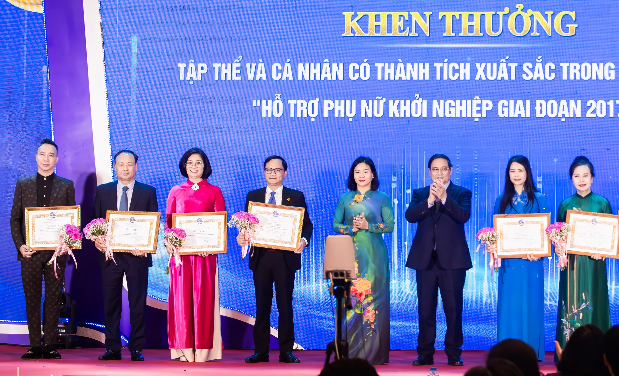 Khi sức mạnh văn hóa trở thành điểm tựa cho phụ nữ Việt Nam trên hành trình khởi nghiệp
- Ảnh 1. Khi sức mạnh văn hóa trở thành điểm tựa cho phụ nữ Việt Nam trên hành trình khởi nghiệp
- Ảnh 1.