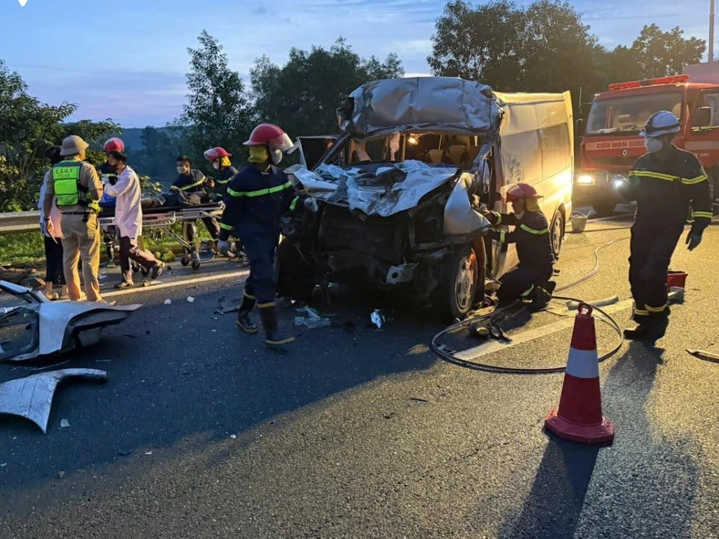 Khẩn trương điều tra, làm rõ nguyên nhân vụ tai nạn giao thông nghiêm trọng trên cao tốc Đà Nẵng - Quảng Ngãi- Ảnh 1.