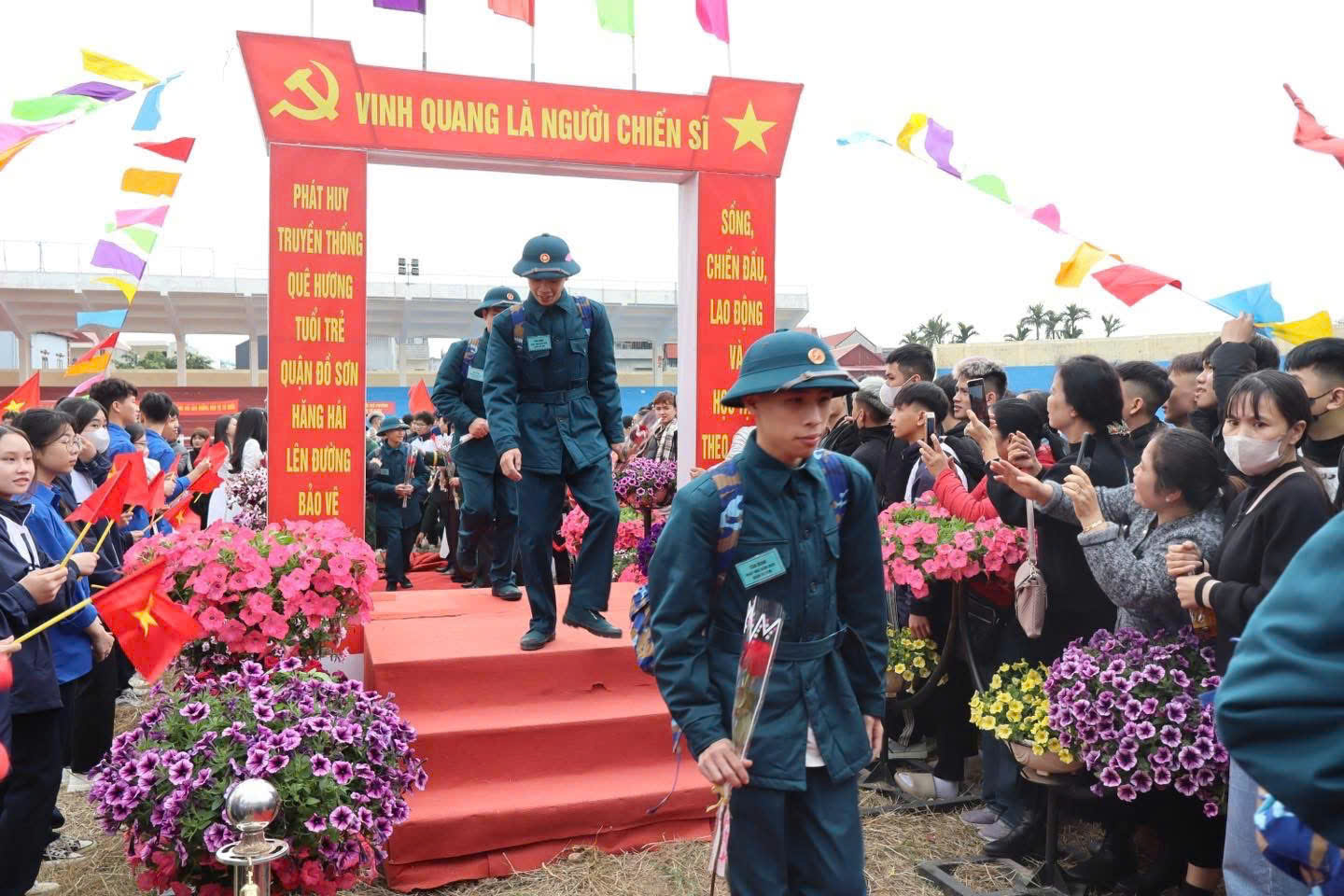 Bắt đầu giao nhận quân năm 2025: Sôi nổi ngày hội tòng quân- Ảnh 10.