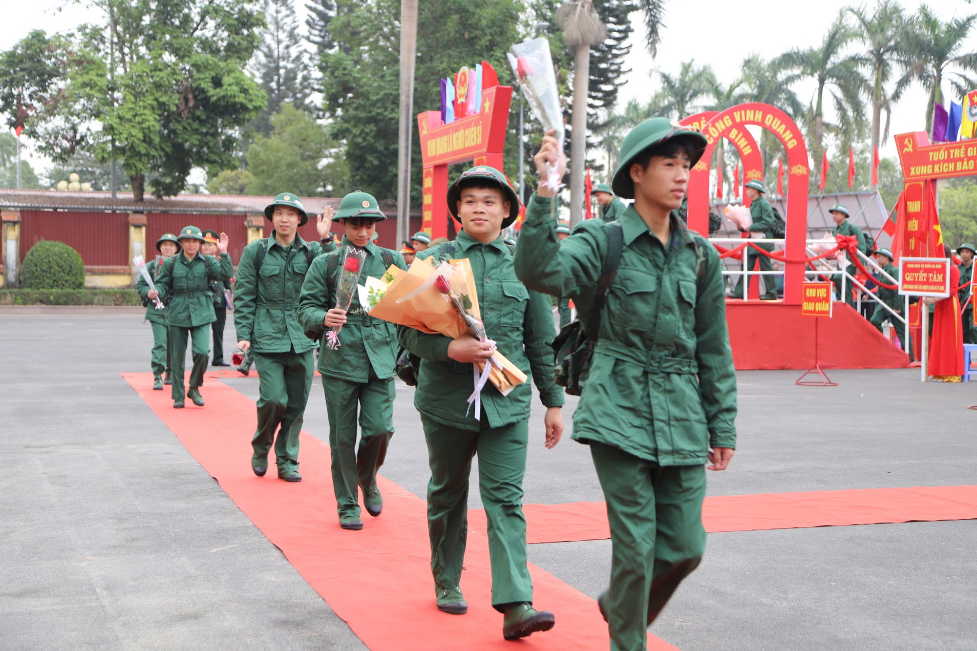 Thế hệ trẻ tự hào khoác áo lính, sẵn sàng bảo vệ Tổ quốc- Ảnh 1.