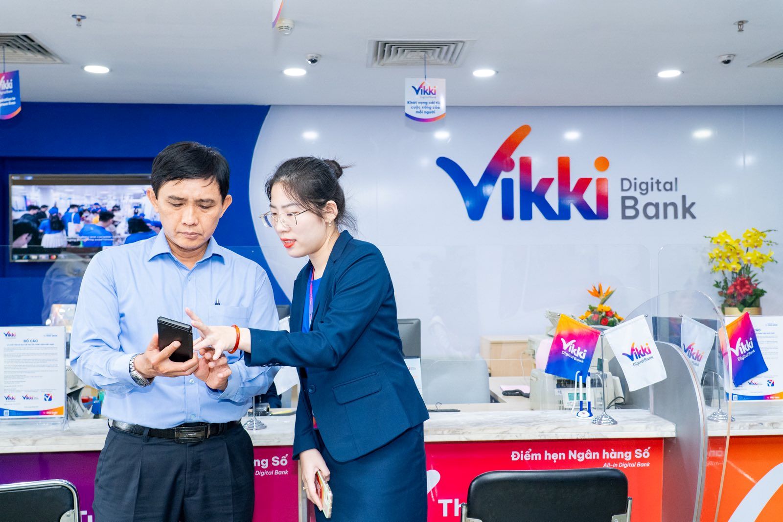 Vikki Digital Bank tấp nập đón khách tới giao dịch- Ảnh 1.