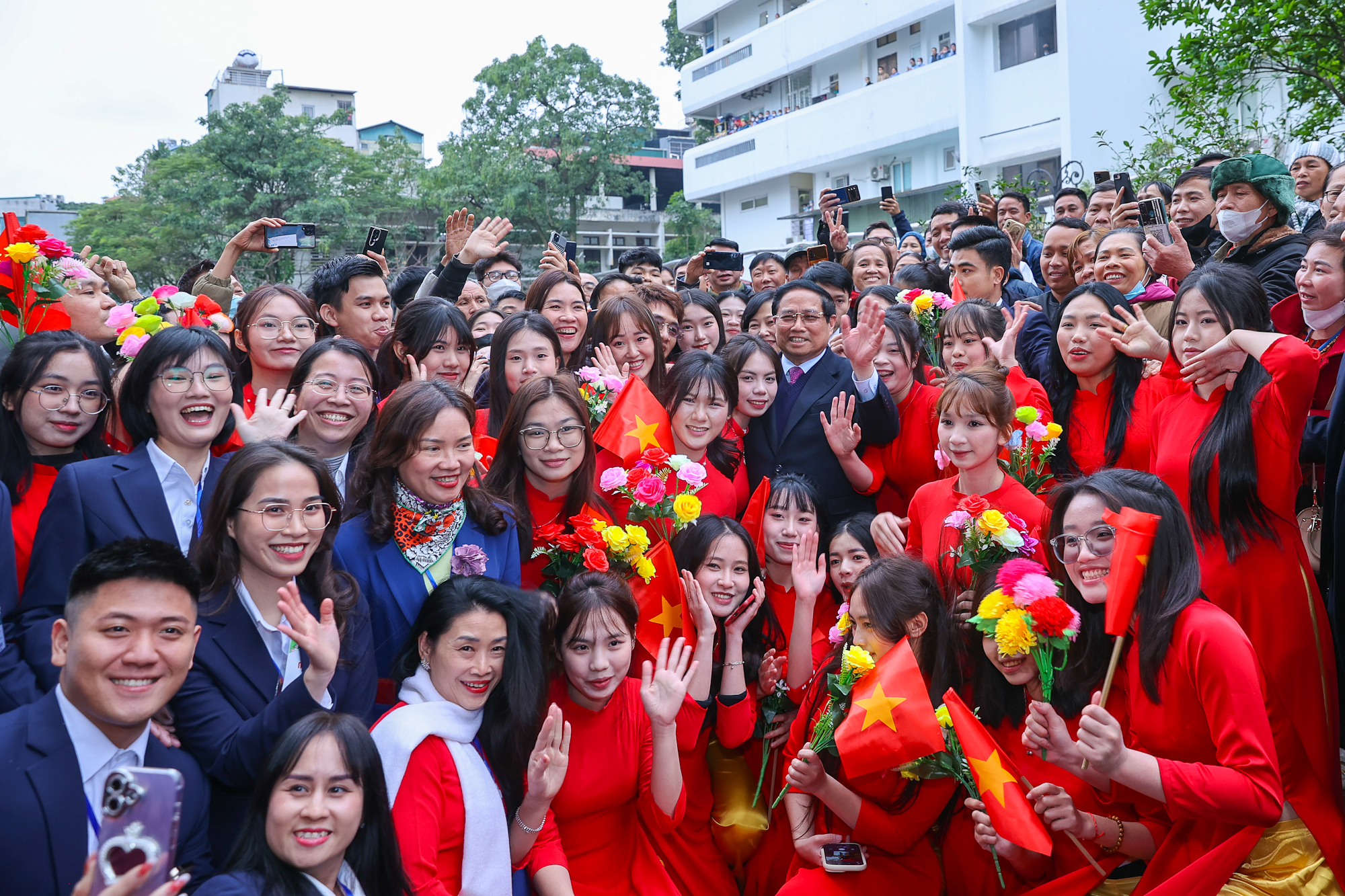 Thủ tướng: Bệnh viện Bạch Mai là niềm tự hào của y học Việt Nam, là 'pháo đài' trong chiến tranh và hòa bình- Ảnh 9.