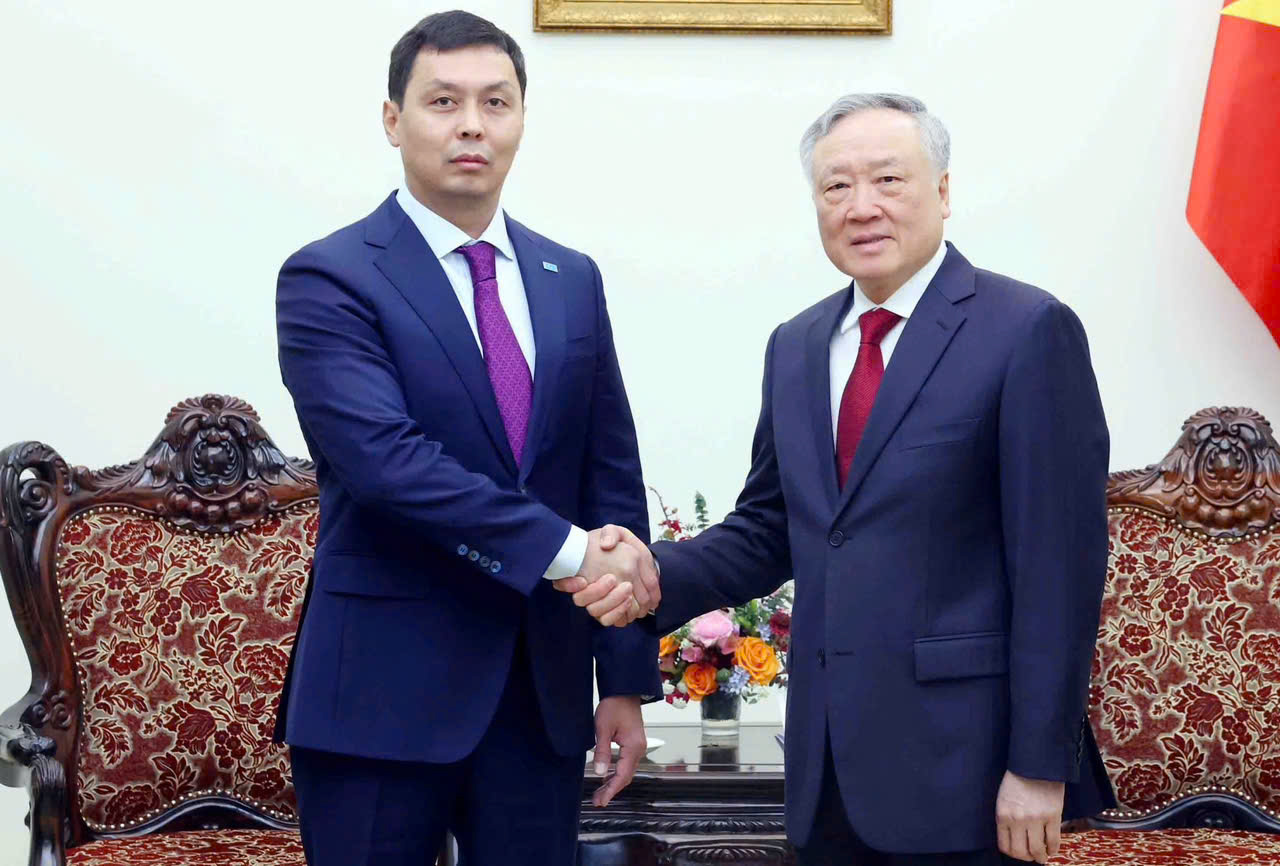 Phó Thủ tướng Thường trực Nguyễn Hòa Bình tiếp Chủ tịch Cơ quan Phòng, chống tham nhũng Kazakhstan- Ảnh 1.