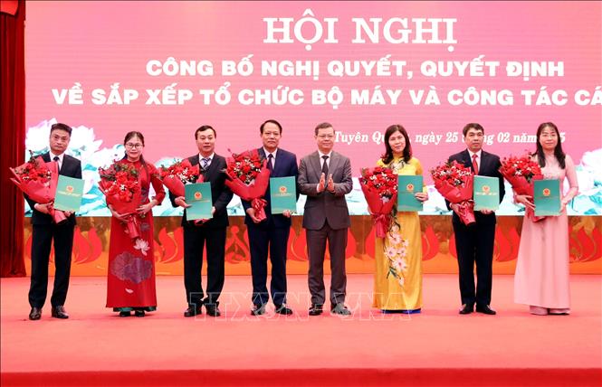 Tuyên Quang công bố nghị quyết, quyết định sắp xếp bộ máy và công tác cán bộ- Ảnh 1.