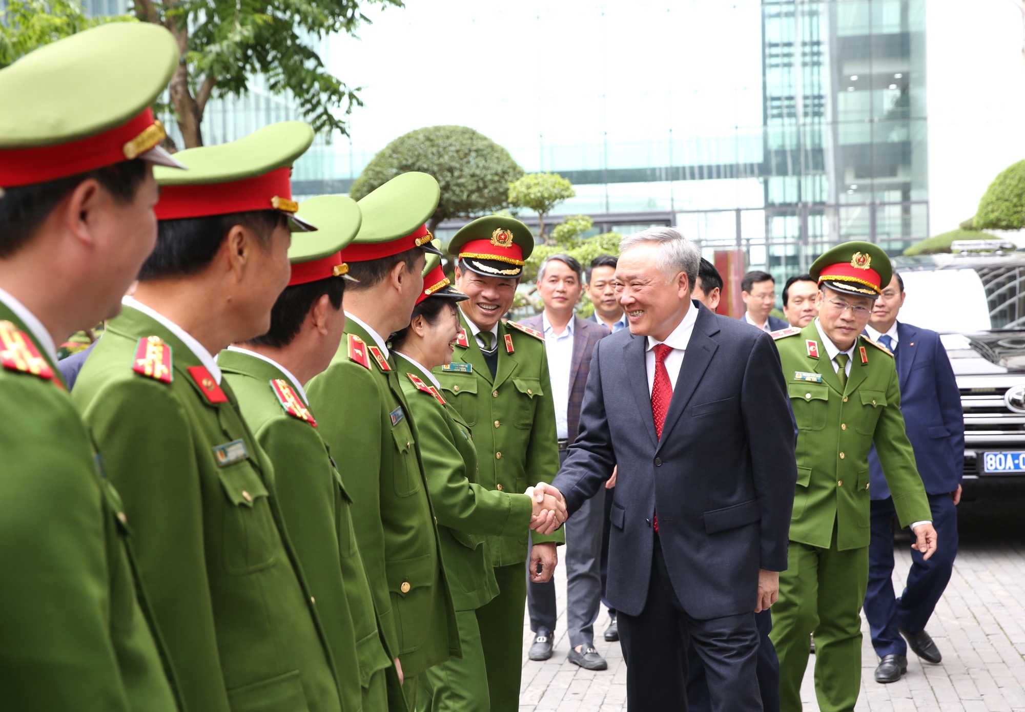 Phó Thủ tướng Thường trực Nguyễn Hòa Bình thăm, chúc Tết cán bộ, chiến sĩ Cục Cảnh sát phòng, chống tội phạm về môi trường- Ảnh 1.