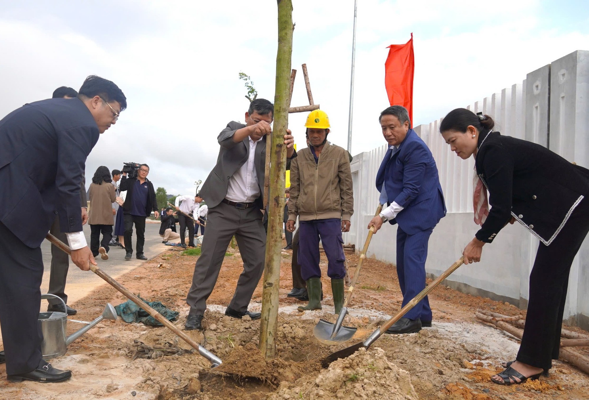 Miền Trung: Ra quân “Tết trồng cây đời đời nhớ ơn Bác Hồ