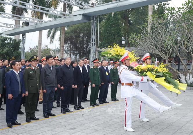 Tổng Bí thư Tô Lâm dâng hương tại Nghĩa trang liệt sĩ quốc gia Vị Xuyên (Hà Giang)- Ảnh 1.