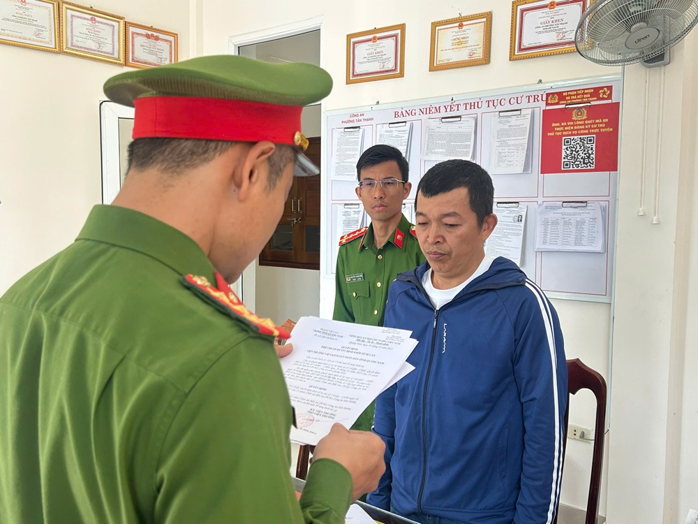 Khởi tố đối tượng dùng cồn y tế pha chế rượu khiến hai người nước ngoài tử vong- Ảnh 1.