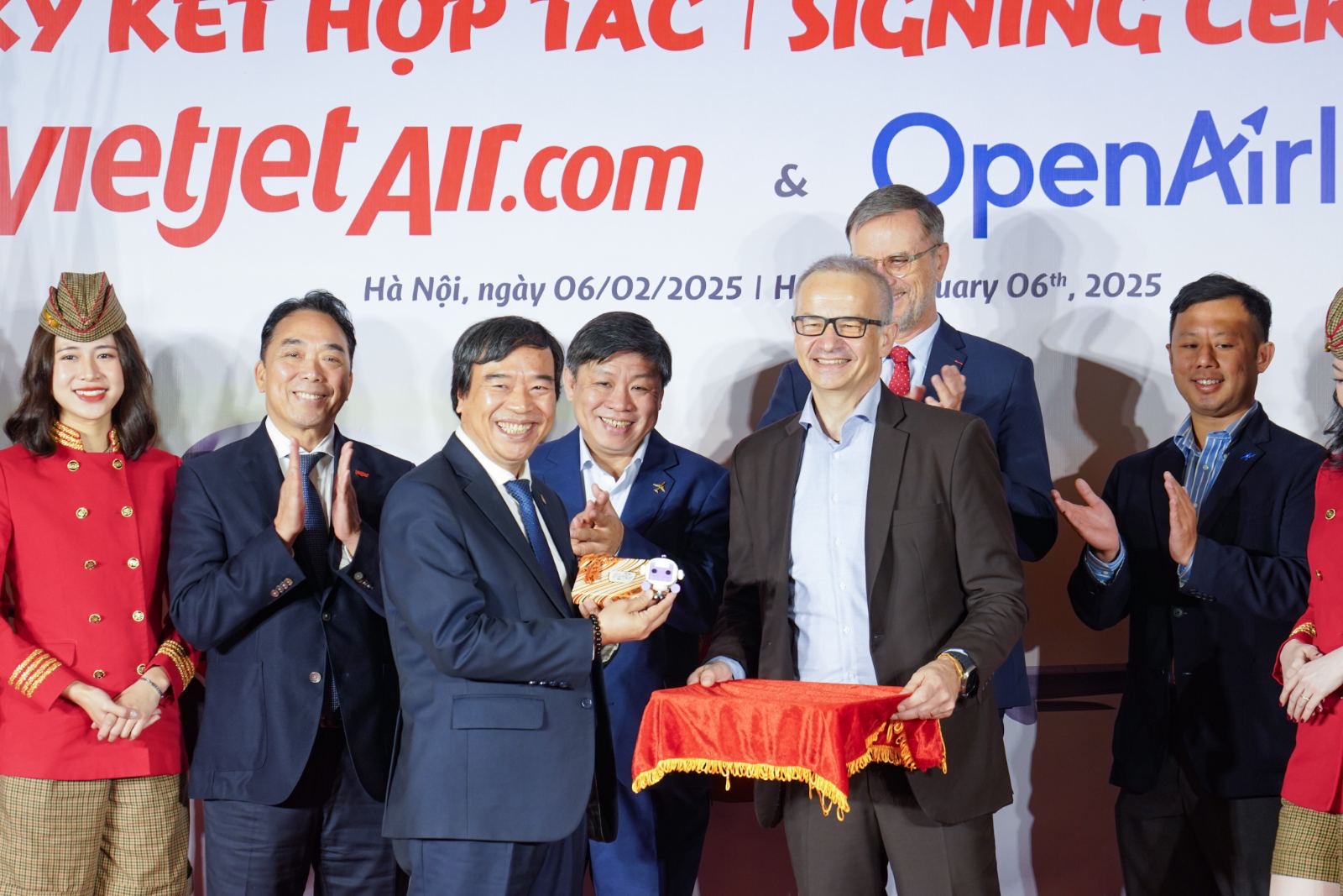 Vietjet hợp tác OpenAirlines tiên phong ứng dụng trí tuệ nhân tạo, tối ưu tiêu thụ nhiên liệu bay
- Ảnh 1.